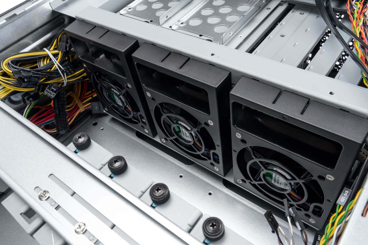 INWIN PLG SERVER CHASSIS/800W RED PSUs/8x 3.5" HOT SWAP Mini SAS Bays